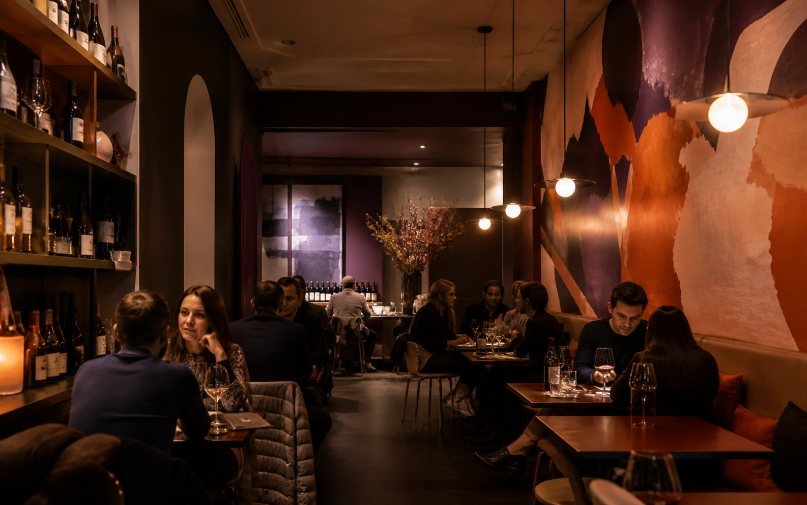 Bar bordelais avec fresque abstraite